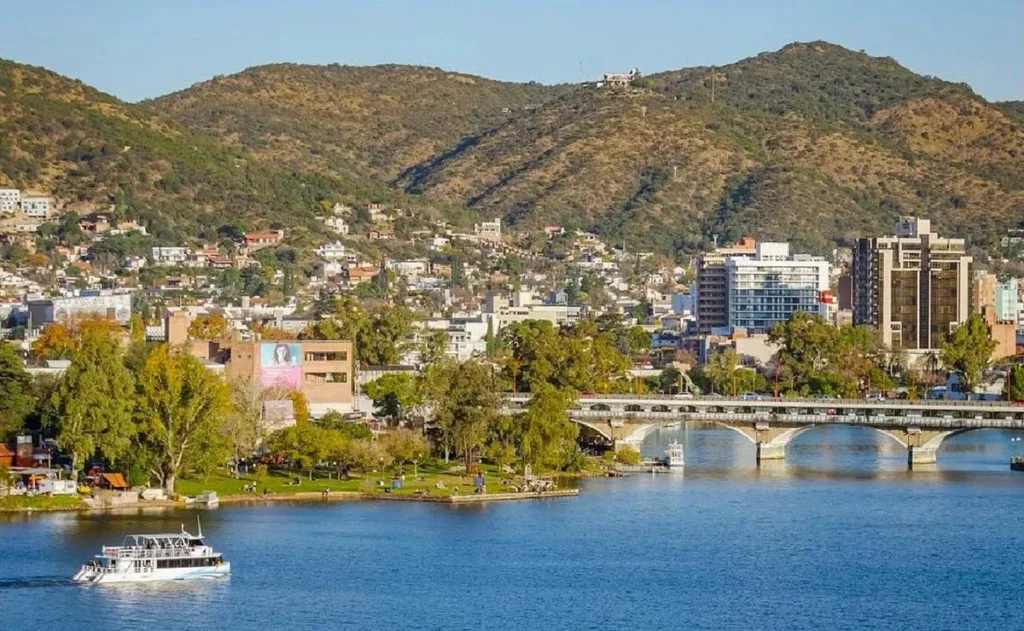Lago San Roque y Puente Uruguay en la ciudad de Villa Carlos Paz